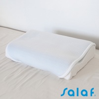 白色網眼針織材質的極致涼感透氣枕套，呈現弧形輪廓，置於白色床單上，枕套邊緣有白色滾邊。