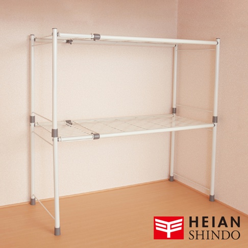 平安伸銅 SOK-10 橫向可伸縮置物整理架，用於衣櫃或儲物櫃收納，材質為鐵管和 ABS 樹脂，尺寸為寬 71-92 公分，可承重 20 公斤。