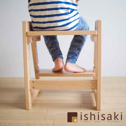 實木二階墊腳凳，淺木色，結構穩固，適合兒童站立使用。