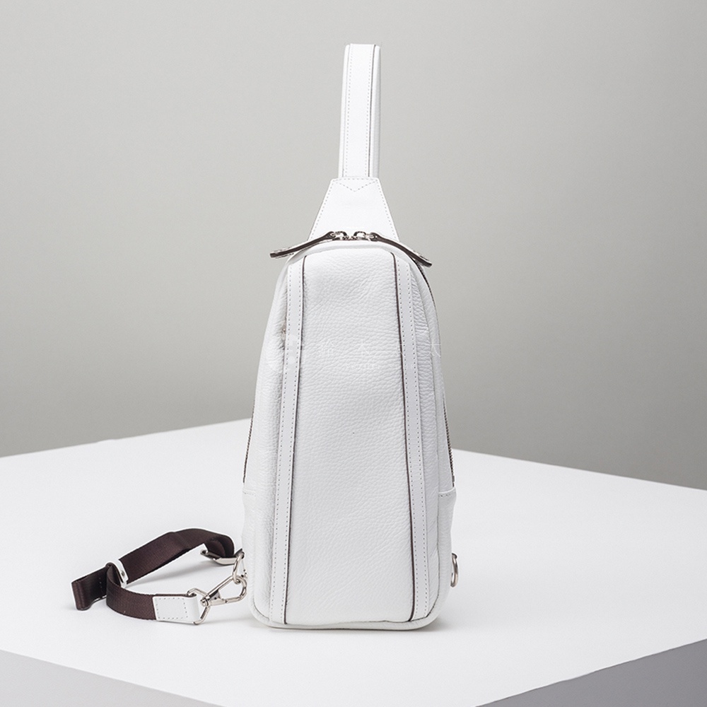 JETTER 隨身側背包 CJTE-021，白色荔枝紋皮革材質，設有可調節的單肩背帶，搭配銀色金屬拉鍊與扣環。