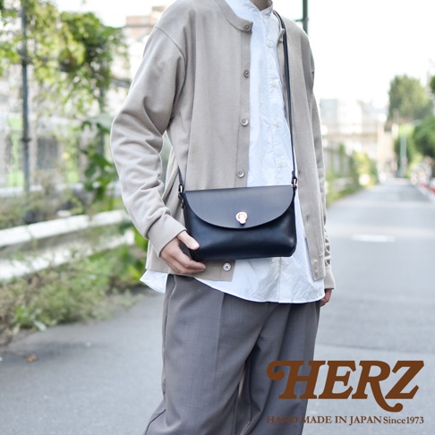 職人手作皮革迷你單肩手袋 CK-11，黑色皮革，配有金色鎖扣，斜挎於身。