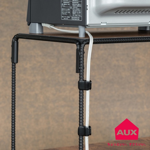 BOW 廚房工業風單層置物架，黑色金屬材質，有條紋紋理的支架，上面放置有銀色家電，下方有黑色電線固定夾固定白色電線。