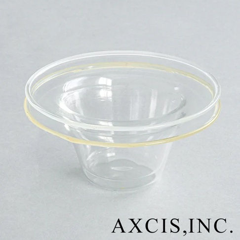 一個清透玻璃製成、帶有淺黃色裝飾環的深型點心碗，碗口直徑較大，碗身向下收窄。