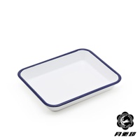 白色琺瑯材質的長方形調理盤，邊緣帶有深藍色滾邊，容量約為 1 公升，尺寸為 24.5 公分。