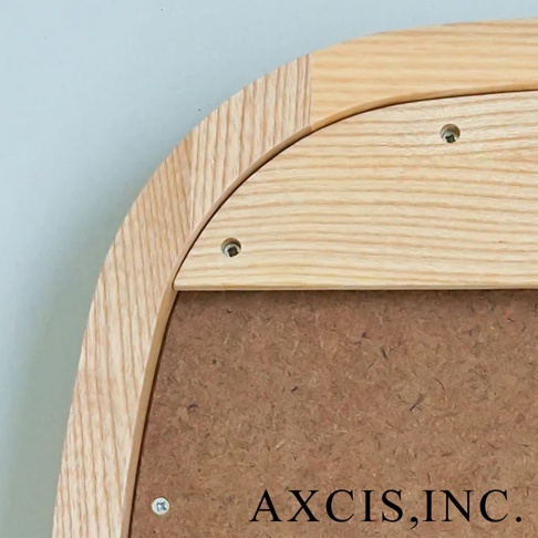 木紋質感，彎曲邊緣的淺木色木框，邊框細節處可見螺絲，內部為木質背板。