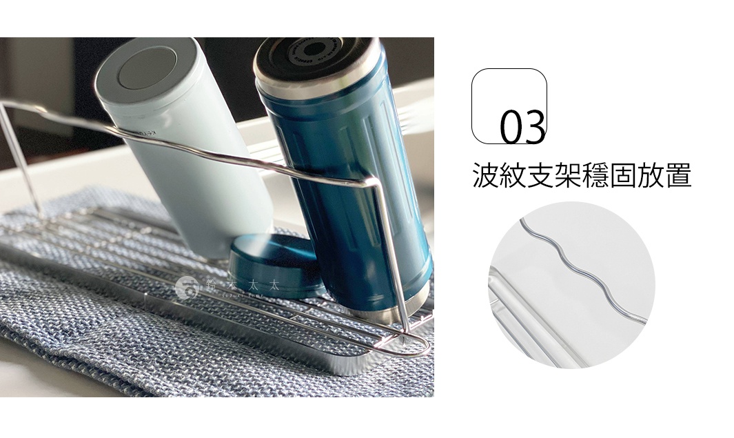 不鏽鋼折疊杯壺瀝水架，銀色金屬材質，可容納一個淺藍色和一個深藍色保溫杯，杯壺底部有蓋子。