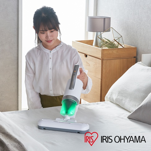 銀色雙氣旋偵測除蹣清淨機，配有綠色集塵筒，機身為白色搭配銀色握把，設有LED顯示燈，底部為白色和灰色吸頭，標示「POWER ADVANCE SYSTEM」，旁邊有IRIS OHYAMA品牌標誌。