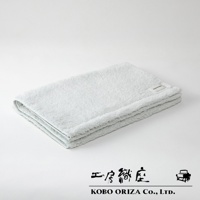 MOFA 今治柔感極甘撚系匹馬棉毛巾，淺藍色，觸感柔軟，材質為匹馬棉，毛巾對折後平放在白色背景上，角落有品牌標籤。