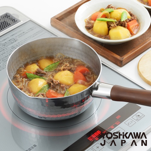 鄉技不鏽鋼單柄雪平鍋，鍋內裝有燉煮的牛肉、馬鈴薯和紅蘿蔔，鍋體為銀色不鏽鋼材質，帶有木紋色手柄，正放置於加熱中的電磁爐上。
