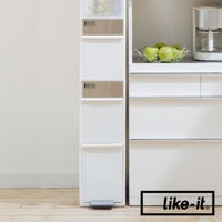 白色三層分類垃圾桶，每層前方有銀色飾條，底部有踏板。