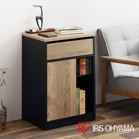 黑色框架木質抽屜收納櫃，附有木紋門板和開放式層架，收納櫃上方擺放裝飾品及書籍。