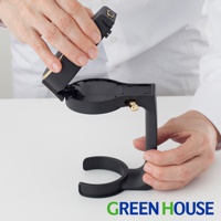 黑色金屬材質的啤酒金泡機，由兩部分組成，其中一部分正被手部組裝到主體上，主體帶有金色的鎖扣。