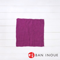 一張紫色的三層蚊帳棉織迷你手拭巾，尺寸約為 37x37 公分，平鋪在白色的木紋背景上。