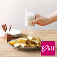 手持一個米白色瓶身、透明玻璃頂部的定量灑鹽罐，正在向盤中的烤薯條均勻灑下鹽粒。