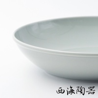 波佐見燒 Common 陶瓷料理深碗，淺灰色，圓潤的邊緣，簡約的設計，適合盛裝各種料理。