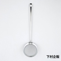 銀色不鏽鋼火鍋雜質濾網匙，帶有圓形濾網和掛孔手柄。