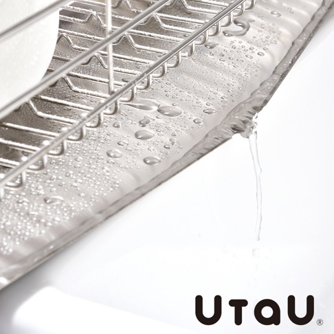 不鏽鋼窄型碗碟瀝水架，表面有水珠，瀝水盤有水流下。