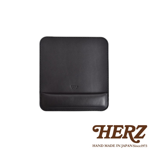 黑色皮革製滑鼠墊，帶有手腕支撐設計，表面壓印有「HERZ」品牌標誌。