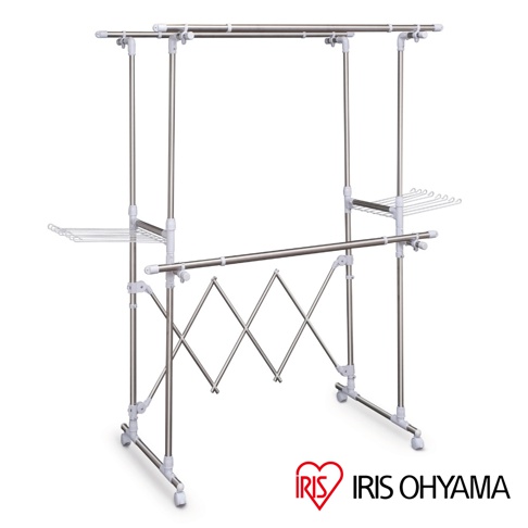 銀色金屬與白色塑膠材質的伸縮簡易組裝曬衣架，雙層設計，附有兩側的網狀曬衣架和中間的可伸縮支架，底部裝有輪子。