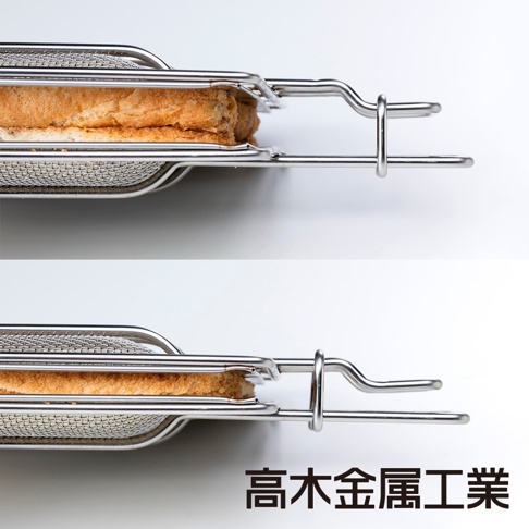 兩個烤箱用口袋吐司網夾，皆為銀色金屬材質，網狀結構，夾著金黃色烤吐司。