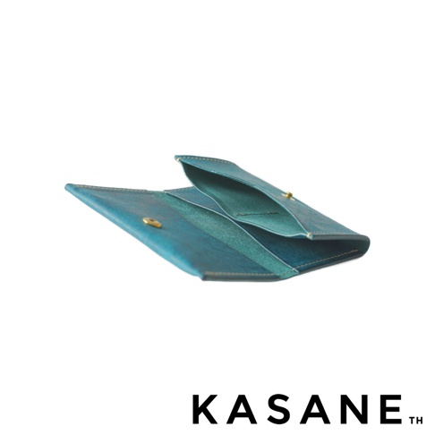 北海道KASANE 職人手作義大利Margot皮革卡片收納夾，藍綠色皮革，開啟狀態，露出內部隔層與金色按扣。