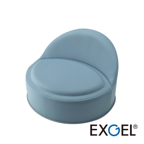 淺藍色 YUKA PUNI FIT 腰靠墊高圓坐墊，圓潤的造型，設有弧形靠背及厚實的圓形坐墊，表面材質為布料。