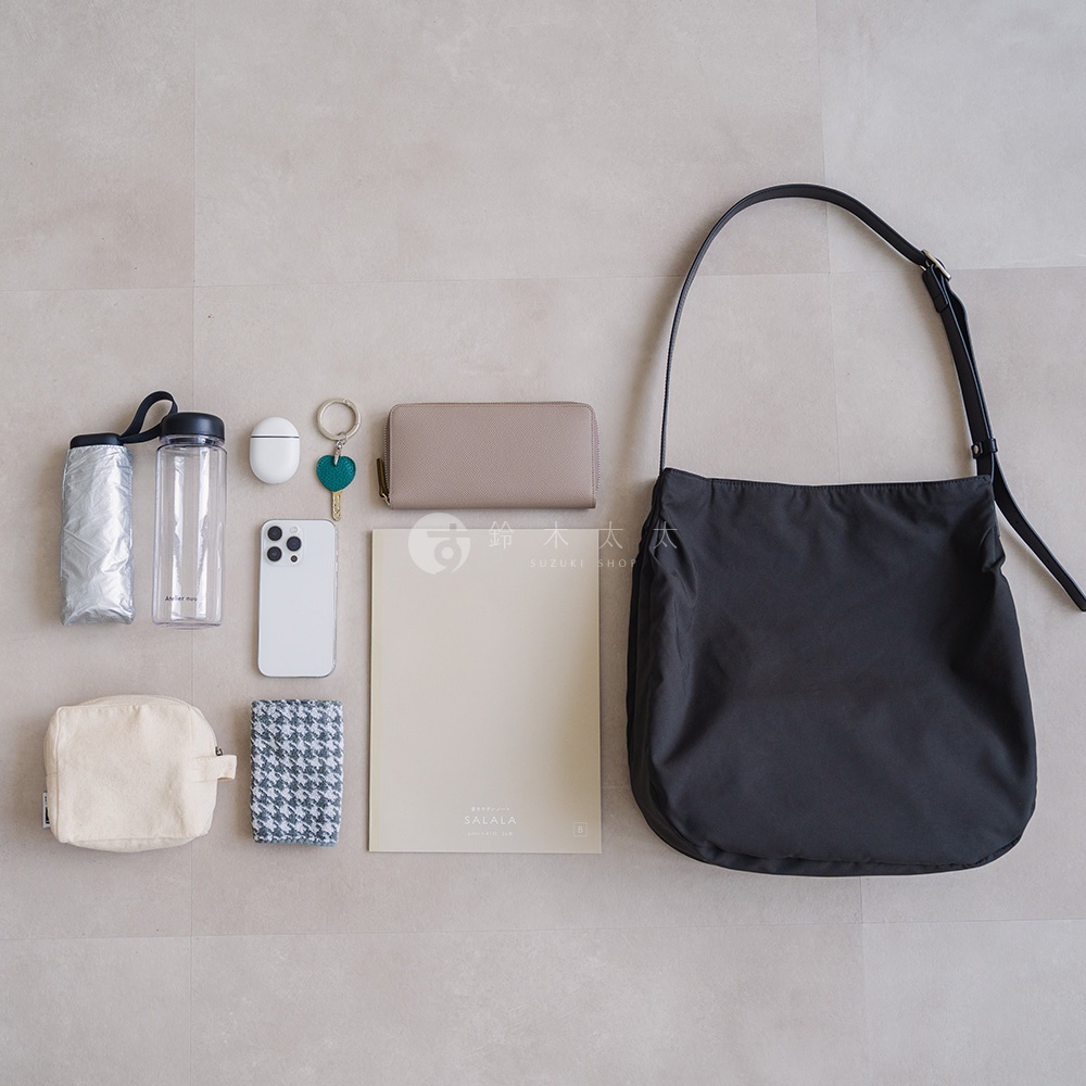 Atelier nuu 尼龍托特包，附有錢包、手機、鑰匙、化妝包、摺疊傘和一本筆記本