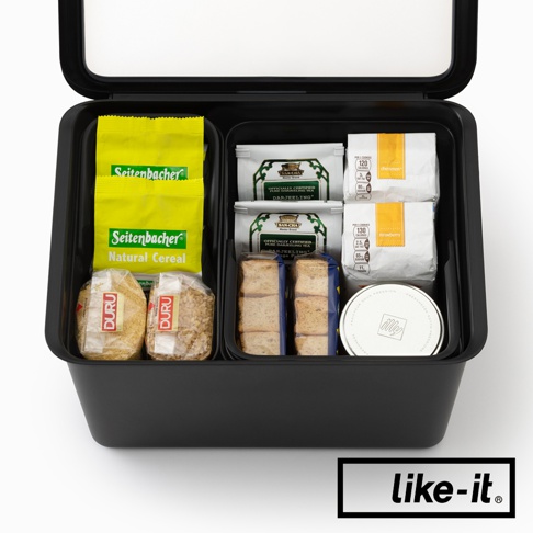 如圖所示，like-it 居家萬用分隔收納盒內裝有 Seitenbacher 天然穀物麥片、DURU 穀物、Sancha 大吉嶺茶包，以及小餅乾和一個量杯。