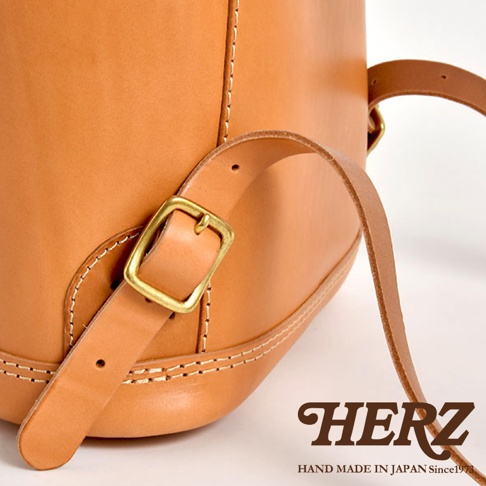 職人手作皮革經典後背包 R-4，淺棕色牛皮材質，搭配黃銅色金屬扣環，簡潔縫線設計。