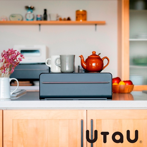 抽屜式多功能萬用收納整理櫃-中，深灰色，頂部擺放著白色馬克杯、灰色馬克杯和橘紅色茶壺，旁邊還有裝有水果的木碗。