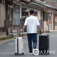 兩款 AZPAC Trucker 基本款 20吋旅行箱，分別為銀色和黑色。旅行箱採用防爆拉鍊設計，堅固耐用，適合旅行攜帶。
