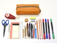 収納物:はさみ、修正テープ、カッター、メモ、定規、鉛筆削り、消しゴム、付箋、ペン類13本、シャーペンの芯。
とかなり沢山の物が収納できます。