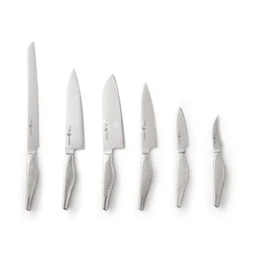 一系列銀色不鏽鋼刀具，包含一把鋸齒狀刀刃的麵包刀，以及五把不同尺寸的平滑刀刃主廚刀，均配有銀色握柄。