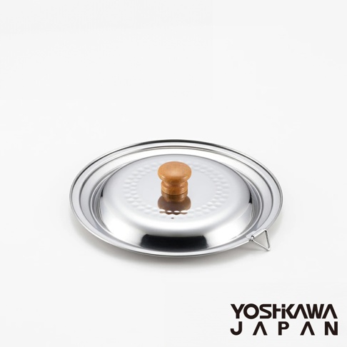 不鏽鋼雪平鍋蓋，頂部有圓形木質把手，鍋蓋表面有蜂巢狀壓紋，側面有掛環。