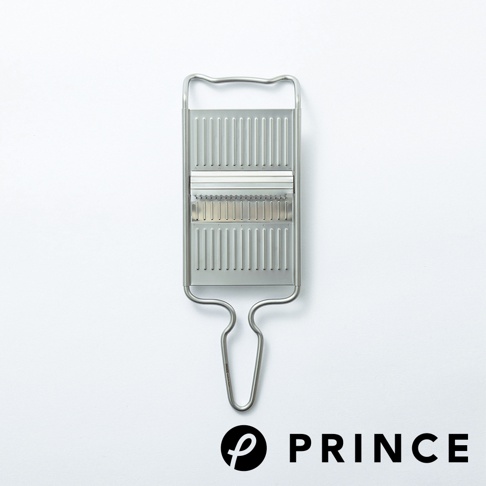 銀色不鏽鋼安全刨絲器，帶有雙層刨絲刀片和一個彎曲的提手。