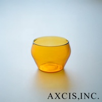 琥珀色透明玻璃杯，圓潤復古造型，底部略寬，杯口有細黑邊。