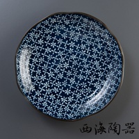 日本美濃燒古典菊造型大圓盤，深藍色底色，佈滿白色小菊圖案，邊緣帶有細緻的線條裝飾。