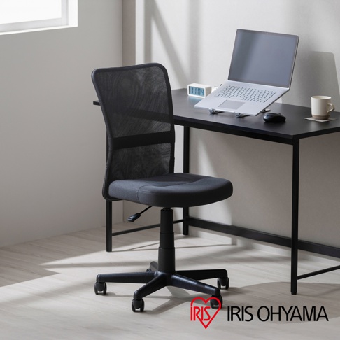 黑色網布辦公椅，搭配黑色桌子，桌上有筆記型電腦、滑鼠、鬧鐘和馬克杯， IRIS OHYAMA 商標在圖片右下角。