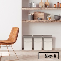 三個白色掀蓋式矮版垃圾桶，配有深灰色頂蓋和銀色提把，擺放在木紋地板上。