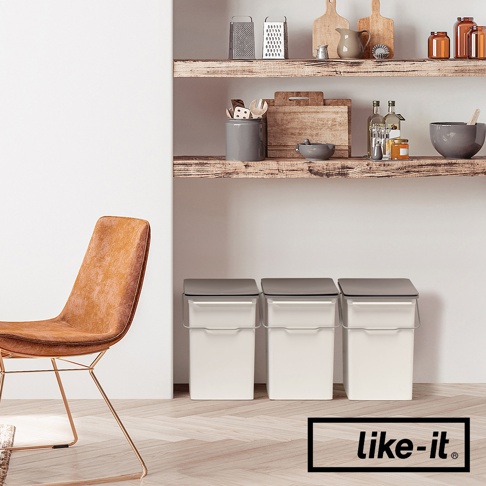 三個白色掀蓋式矮版垃圾桶，配有深灰色頂蓋和銀色提把，擺放在木紋地板上。