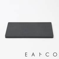 日本製26cm黑色抗菌塑膠砧板，表面有防滑紋路，邊緣圓潤。