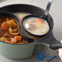 Arnest 雙鍋料理鍋，一邊是日式咖哩，另一邊是奶油燉菜，用湯勺舀起燉菜。
