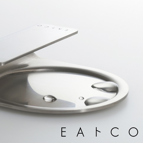 日製金屬湯杓座，帶有品牌標誌 EATCO，湯杓座表面有幾滴水珠。