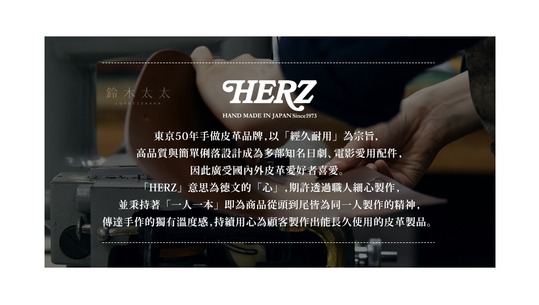 職人手作皮革經典郵差包 CK-4 M，展示皮革製作過程，手部細節與品牌 Logo。