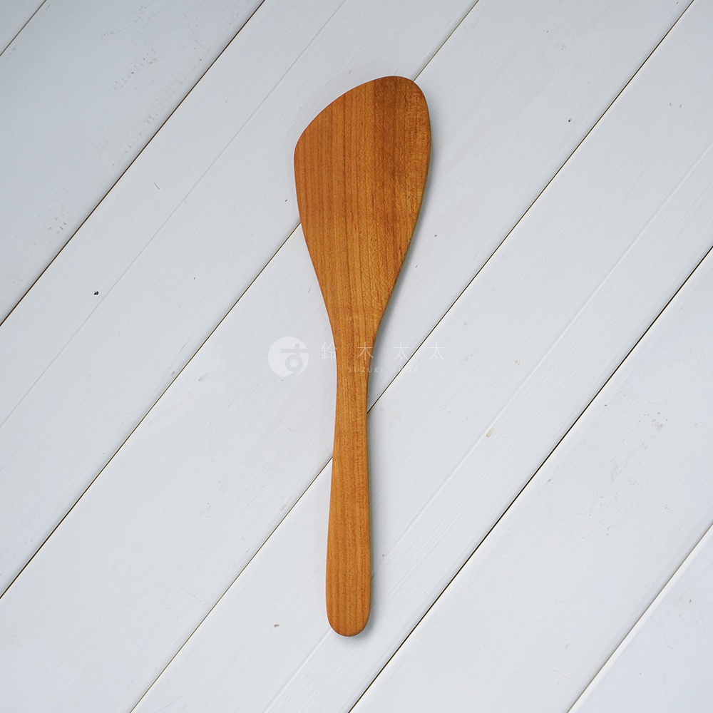 YAMASAKURA 山櫻木斜口鍋鏟，淺棕色木製，鍋鏟頭呈斜角設計，適合煎炒用途。