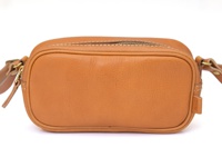 職人手作皮革隨身單肩小包，採用棕褐色皮革製成，包身方正，頂部有金色拉鍊，皮革表面有自然紋理，側面有品牌標籤。