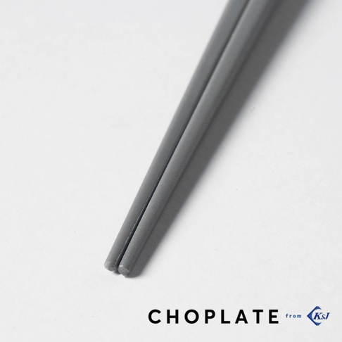 CHOPLATE 料理筷，材質為耐熱塑膠，顏色為灰色，以近距離視角拍攝，顯示筷子的細部，下方有CHOPLATE from Ksj 的文字標誌