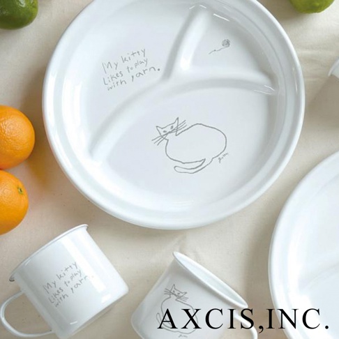 白色琺瑯分隔餐盤，中央有手繪貓咪圖案與文字「My kitty likes to play with yarn.」，盤面有三個分隔區。盤子下方有兩個同款設計的白色琺瑯馬克杯。