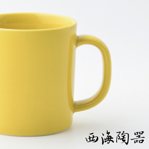 黃色陶瓷馬克杯，帶有弧形把手，底部有「西海陶瓷」字樣。