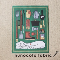 無框帆布藝術海報，綠色背景，描繪了營火露營相關物品，包含叉子、掃把、手套、茶壺、鑄鐵鍋、斧頭、靴子、木材、書本等，以及一隻側躺的白色狗狗。